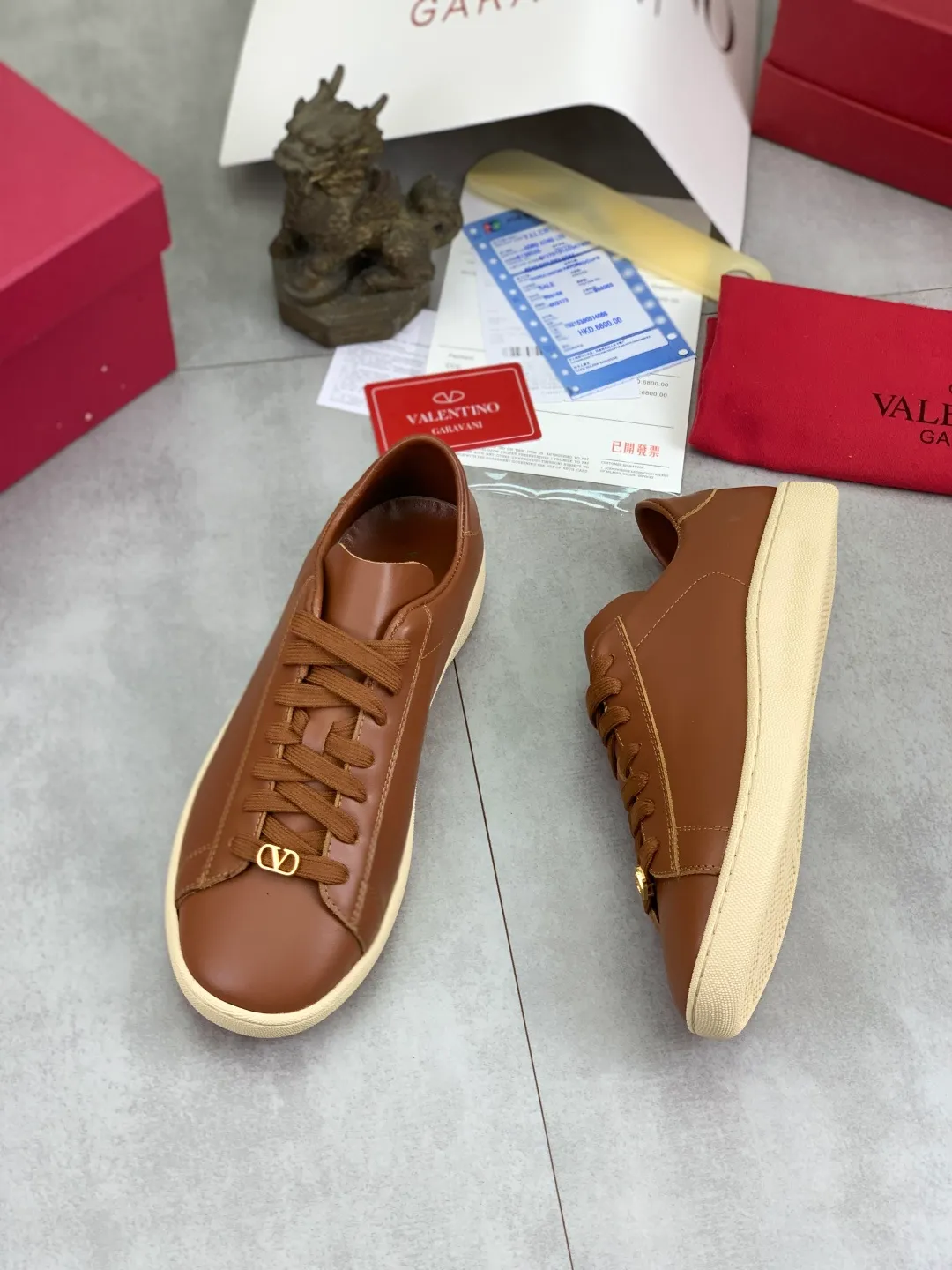 Men's men's shoes 💰P520 New style 💰 Top version Valentino Valentino 25/ Royco series Cherry 🍒Couple style Casual sneakers White shoes Original purchase and development Production Classic and timeless low-top sneakers outline a lazy silhouette, supplemented by low-key and restrained brand details, evolved into a must-have item in the wardrobe, comfortable and versatile!  ✔️Fabric: Original customized first-layer cowhide ✔️Inner lining: Imported breathable sheep lining ✔️Sole: Original molded anti-slip rubber material ✔️Size: 38-45